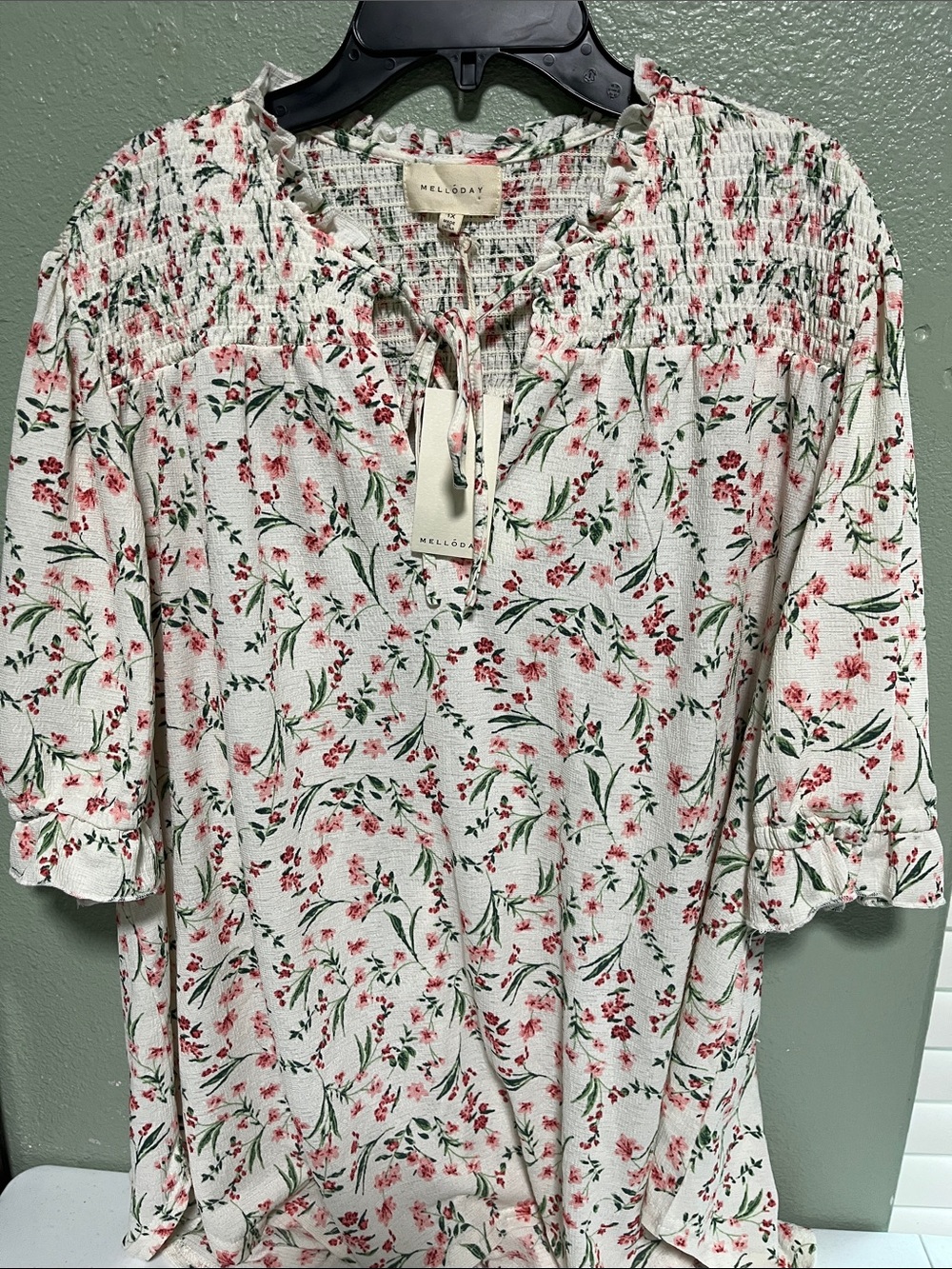 MELLODAY White Floral Smocked Tie-Neck Peasant Tunic